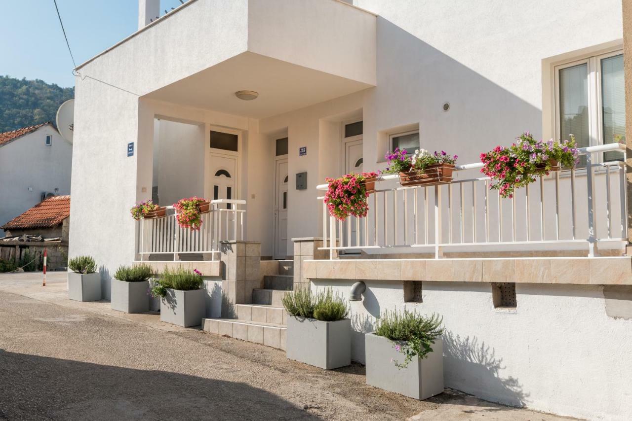 Apartments Galeb Blace Exterior foto